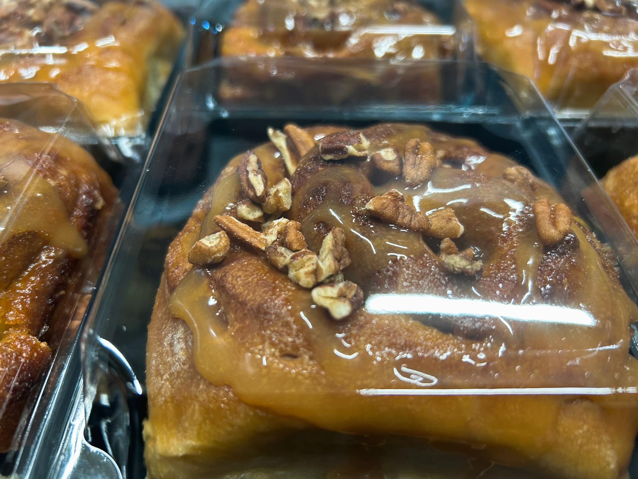 Cinnamon Roll w/ Caramel and Pecans